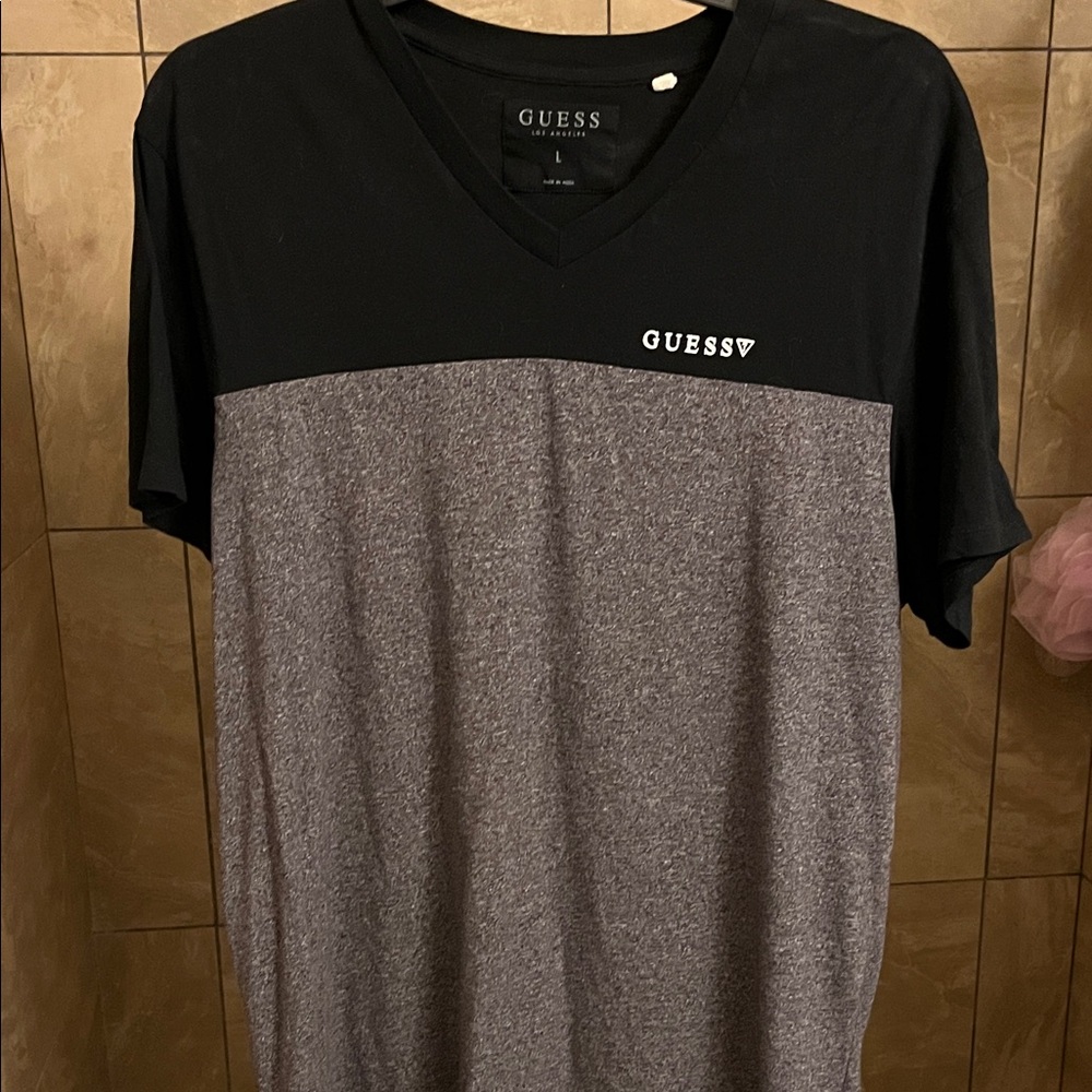 GUESS Men's Black and Gray Short Sleeve Tee